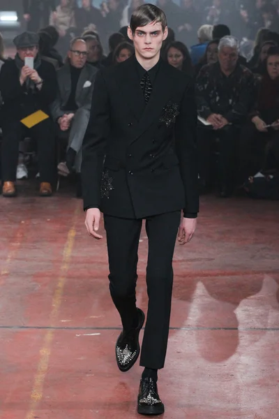 Look 28